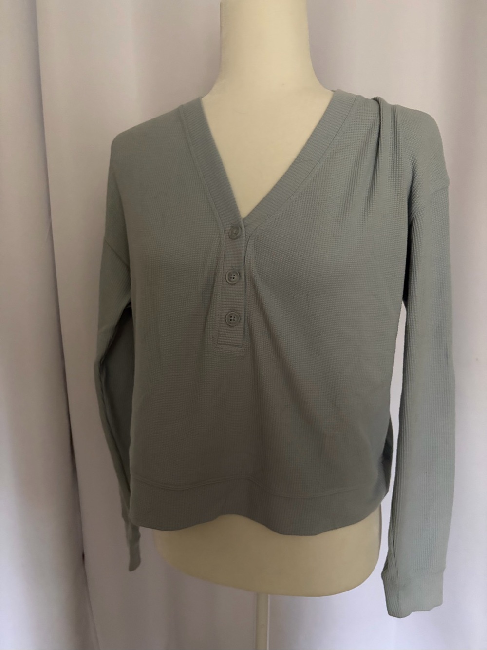 Waffle Knit V-Neck Henley dusty blue